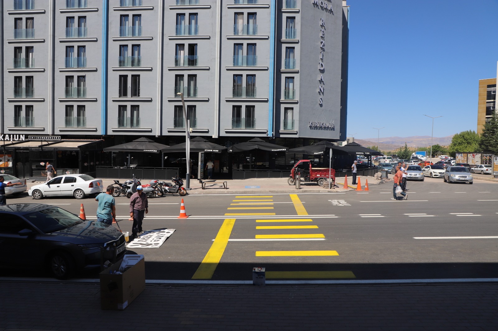 devlet-bahceli-bulvarinda-yaya-gecidi-calismalarimiz-araliksiz-devam-ediyor